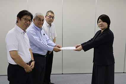 写真：提出の様子